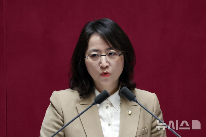 [서울=뉴시스] 고승민 기자 = 이주희 더불어민주당 의원이 22일 서울 여의도 국회에서 열린 본회의에서 윤석열 정권 정치검찰 조작기소 의혹 사건 진상규명 국정조사계획서 승인의 건에 대한 무제한토론을 하고 있다. 2026.03.22. kkssmm99@newsis.com