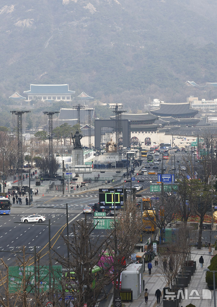 [서울=뉴시스] 김근수 기자 = 22일 오전 서울 종로구 광화문광장에서 전날 열린 방탄소년단의 'BTS 컴백 라이브 : 아리랑' 공연 무대 철거작업이 진행되고 있다. 2026.03.22. ks@newsis.com