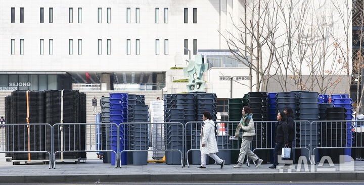 [서울=뉴시스] 김근수 기자 = 22일 오전 서울 종로구 광화문광장에서 전날 열린 방탄소년단의 'BTS 컴백 라이브 : 아리랑' 공연 무대 철거작업이 진행되고 있다. 2026.03.22. ks@newsis.com