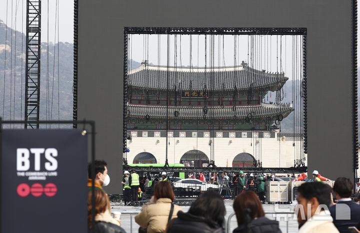 [서울=뉴시스] 김근수 기자 = 22일 오전 서울 종로구 광화문광장에서 전날 열린 방탄소년단의 'BTS 컴백 라이브 : 아리랑' 공연 무대 철거작업이 진행되고 있다. 2026.03.22. ks@newsis.com