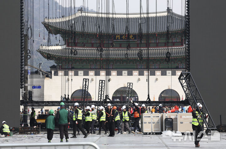 [서울=뉴시스] 김근수 기자 = 22일 오전 서울 종로구 광화문광장에서 전날 열린 방탄소년단의 'BTS 컴백 라이브 : 아리랑' 공연 무대 철거작업이 진행되고 있다. 2026.03.22. ks@newsis.com