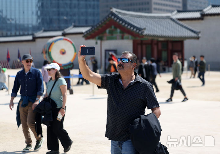 [서울=뉴시스] 김선웅 기자 = 23일 월요일 내륙을 중심으로 낮과 밤의 기온차가 클 것으로 예상된다. 사진은 서울 낮 최고기온이 18도를 기록한 22일 서울 종로구 경복궁에서 관광객들이 경내를 관람하는 모습. 2026.03.22. mangusta@newsis.com