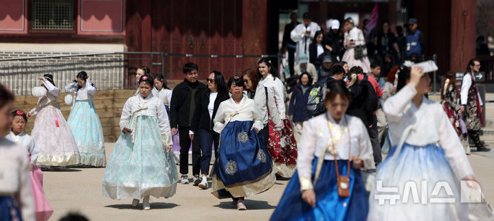 [서울=뉴시스] 김선웅 기자 = 서울 낮 최고기온이 18도를 기록한 22일 서울 종로구 경복궁에서 관광객들이 경내를 관람하고 있다. 2026.03.22. mangusta@newsis.com