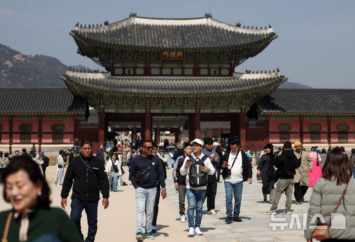 [서울=뉴시스] 김선웅 기자 = 서울 낮 최고기온이 18도를 기록한 22일 서울 종로구 경복궁에서 관광객들이 경내를 관람하고 있다. 2026.03.22. mangusta@newsis.com