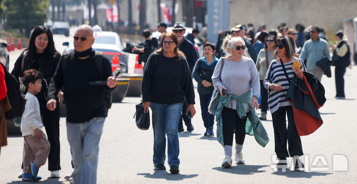 [서울=뉴시스] 김선웅 기자 = 서울 낮 최고기온이 18도를 기록한 22일 서울 종로구 경복궁 인근에서 관광객들이 산책하고 있다. 2026.03.22. mangusta@newsis.com