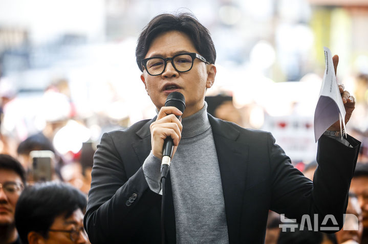 [서울=뉴시스] 정병혁 기자 = 한동훈 전 국민의힘 대표가 22일 서울 동대문구 경동시장을 찾아 지지자들 앞에서 연설하고 있다. 2026.03.22. jhope@newsis.com