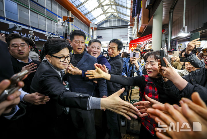 [서울=뉴시스] 정병혁 기자 = 한동훈 전 국민의힘 대표가 22일 서울 동대문구 경동시장을 찾아 지지자 및 시장 상인들과 인사를 나누고 있다. 2026.03.22. jhope@newsis.com