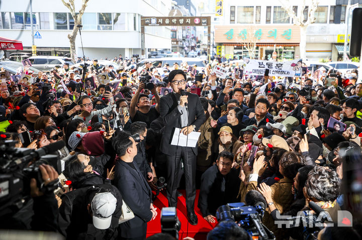 [서울=뉴시스] 정병혁 기자 = 한동훈 전 국민의힘 대표가 22일 서울 동대문구 경동시장을 찾아 지지자들 앞에서 연설하고 있다. 2026.03.22. jhope@newsis.com