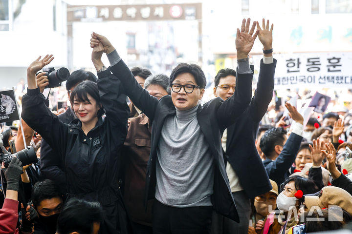 [서울=뉴시스] 정병혁 기자 = 한동훈 전 국민의힘 대표가 22일 서울 동대문구 경동시장을 찾아 배현진 국민의힘 의원과 지지자들에게 인사를 하고 있다. 2026.03.22. jhope@newsis.com