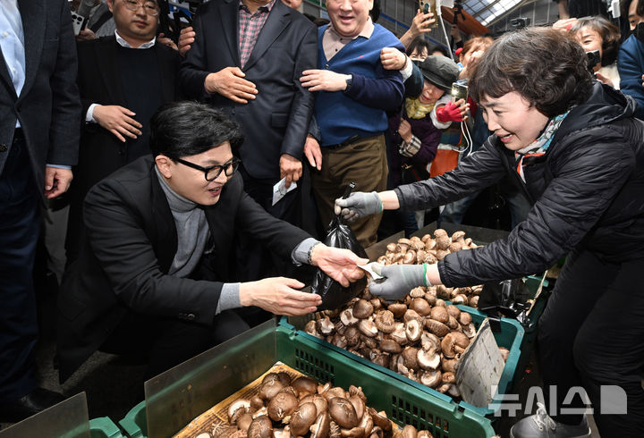 [서울=뉴시스] 정병혁 기자 = 한동훈 전 국민의힘 대표가 22일 서울 동대문구 경동시장을 찾아 시장 상인들과 인사를 나누고 있다. (공동취재) 2026.03.22. photo@newsis.com