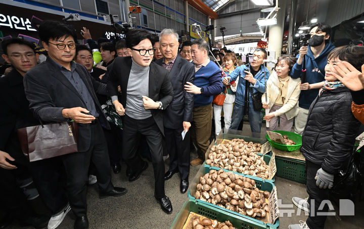 [서울=뉴시스] 정병혁 기자 = 한동훈 전 국민의힘 대표가 22일 서울 동대문구 경동시장을 찾아 시장 상인들과 인사를 나누고 있다. (공동취재) 2026.03.22. photo@newsis.com