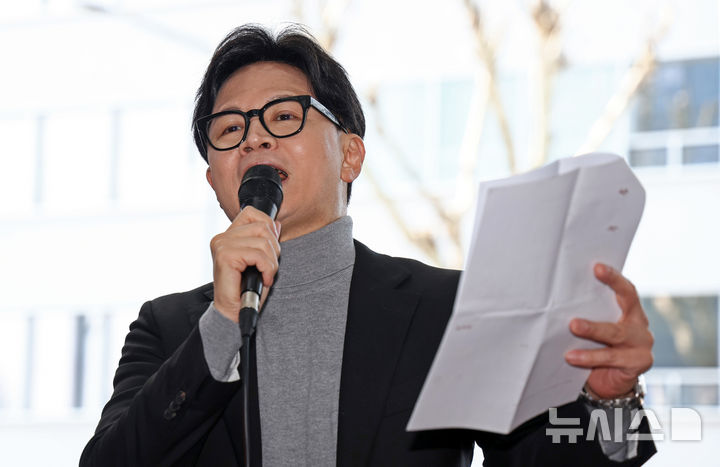 한동훈 전 국민의힘 대표가 22일 오후 서울 동대문구 경동시장을 방문해 지지자들 앞에서 연설하고 있다.