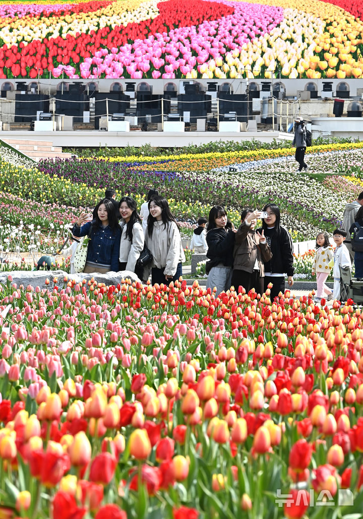 [용인=뉴시스] 김종택 기자 = 포근한 날씨를 보인 22일 튤립축제가 열리고 있는 경기 용인시 에버랜드를 찾은 시민들이 활짝 핀 튤립 꽃길을 거닐며 봄 기운을 만끽하고 있다. 2026.03.22. jtk@newsis.com