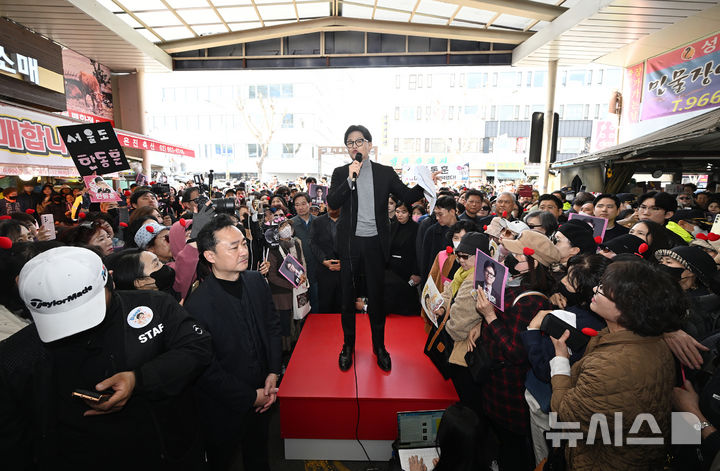 [서울=뉴시스] 정병혁 기자 = 한동훈 전 국민의힘 대표가 22일 서울 동대문구 경동시장을 찾아 연설하고 있다. (공동취재) 2026.03.22. photo@newsis.com