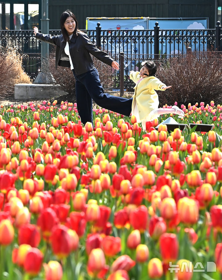 [용인=뉴시스] 김종택 기자 = 포근한 날씨를 보인 22일 튤립축제가 열리고 있는 경기 용인시 에버랜드를 찾은 시민들이 활짝 핀 튤립 꽃길을 거닐며 봄 기운을 만끽하고 있다. 2026.03.22. jtk@newsis.com
