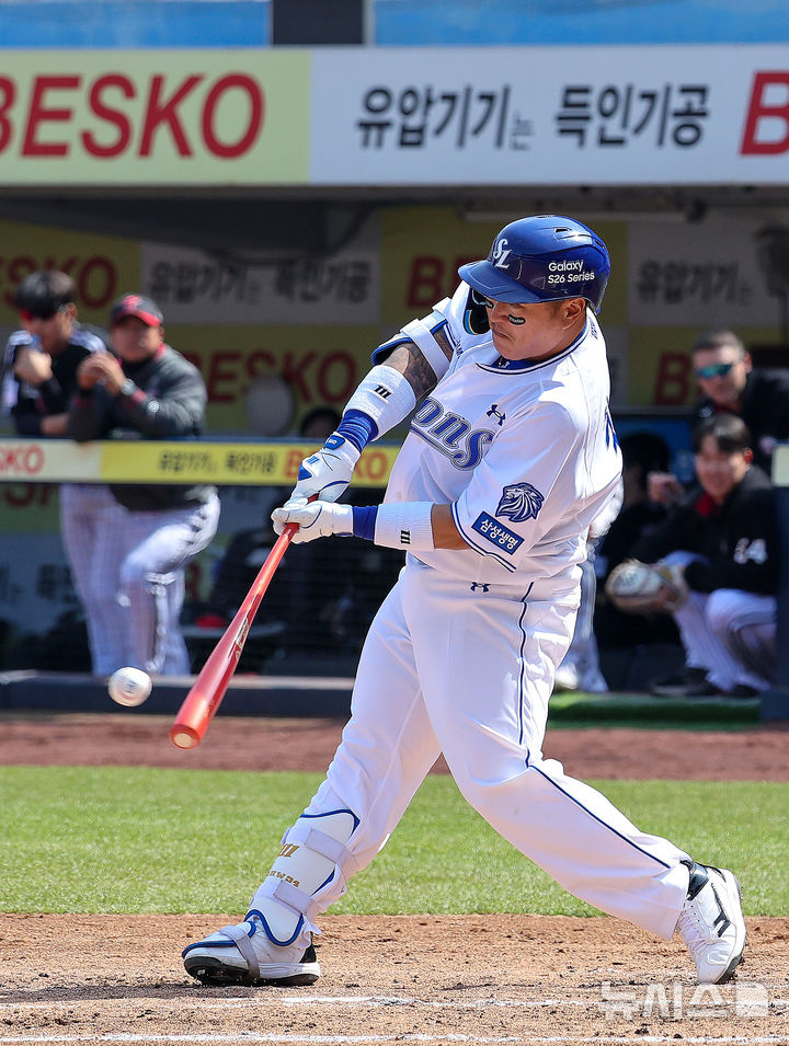 [대구=뉴시스] 이무열 기자 = 22일 대구 수성구 삼성라이온즈파크에서 열린 2026 KBO리그 시범경기 LG 트윈스와 삼성 라이온즈의 경기, 2회말 1사 주자 없는 상황에서 삼성 최형우가 우익수 플라이를 치고 있다. 2026.03.22. lmy@newsis.com