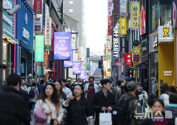 [서울=뉴시스] 김진아 기자 = 방탄소년단(BTS)의 컴백 공연을 계기로 서울 광화문과 명동 일대 유통가가 특수를 누리고 있는 22일 서울 중구 명동거리에 BTS와 팬클럽 아미를 환영하는 메시지 영상이 미디어 폴을 통해 송출되고 있다. 2026.03.22. bluesoda@newsis.com