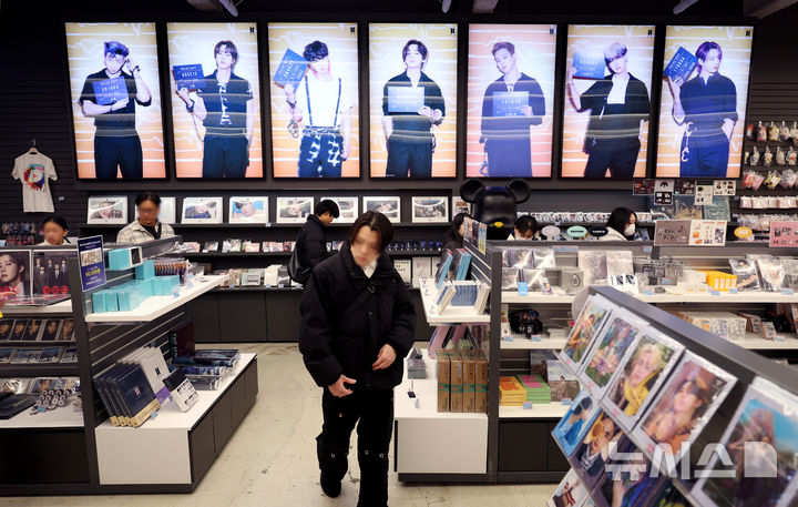 [서울=뉴시스] 김진아 기자 = 방탄소년단(BTS)의 컴백 공연을 계기로 서울 광화문과 명동 일대 유통가가 특수를 누리고 있는 22일 서울 중구 명동거리의 케이메카 명동본점에서 외국인들이 각종 제품을 살펴보고 있다. 2026.03.22. bluesoda@newsis.com