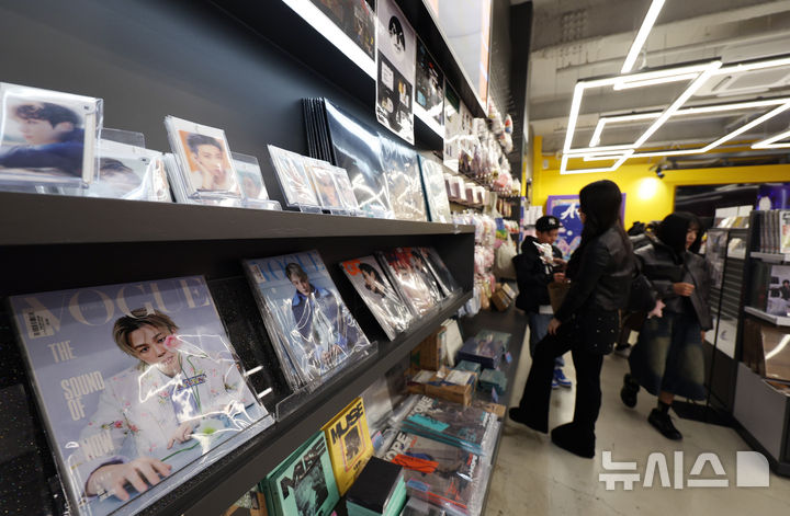 [서울=뉴시스] 김진아 기자 = 방탄소년단(BTS)의 컴백 공연을 계기로 서울 광화문과 명동 일대 유통가가 특수를 누리고 있는 22일 서울 중구 명동거리의 케이메카 명동본점에서 외국인들이 각종 제품을 살펴보고 있다. 2026.03.22. bluesoda@newsis.com