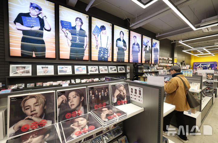 [서울=뉴시스] 김진아 기자 = 방탄소년단(BTS)의 컴백 공연을 계기로 서울 광화문과 명동 일대 유통가가 특수를 누리고 있는 22일 서울 중구 명동거리의 케이메카 명동본점에서 외국인들이 각종 제품을 살펴보고 있다. 2026.03.22. bluesoda@newsis.com