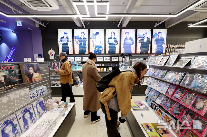 [서울=뉴시스] 김진아 기자 = 방탄소년단(BTS)의 컴백 공연을 계기로 서울 광화문과 명동 일대 유통가가 특수를 누리고 있는 22일 서울 중구 명동거리의 케이메카 명동본점에서 외국인들이 각종 제품을 살펴보고 있다. 2026.03.22. bluesoda@newsis.com
