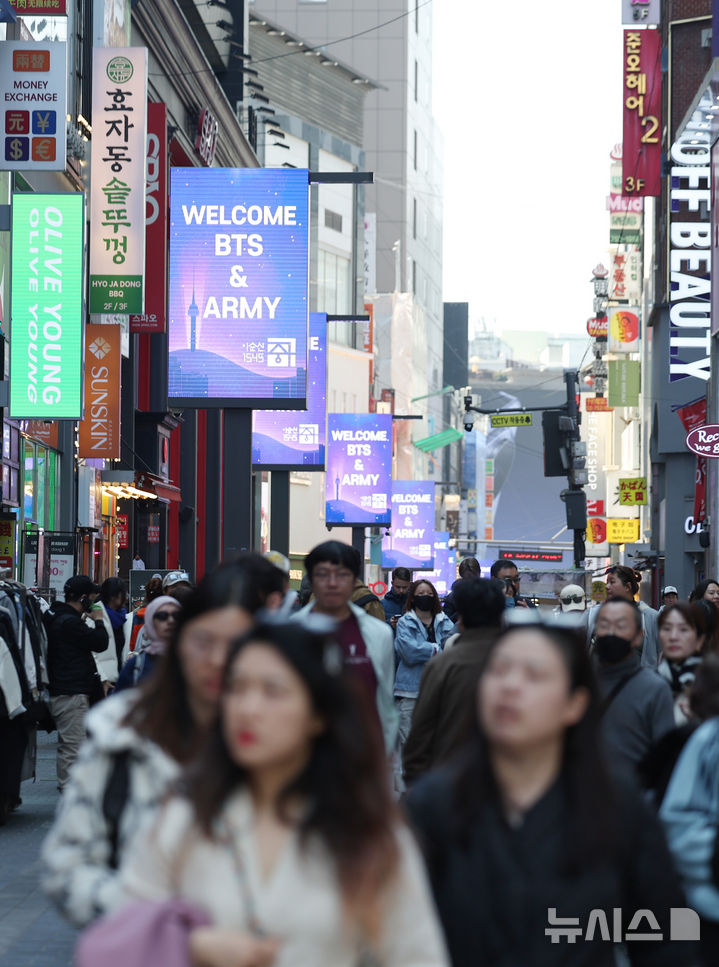 [서울=뉴시스] 김진아 기자 = 방탄소년단(BTS)의 컴백 공연을 계기로 서울 광화문과 명동 일대 유통가가 특수를 누리고 있는 22일 서울 중구 명동거리에 BTS와 팬클럽 아미를 환영하는 메시지 영상이 미디어 폴을 통해 송출되고 있다. 2026.03.22. bluesoda@newsis.com
