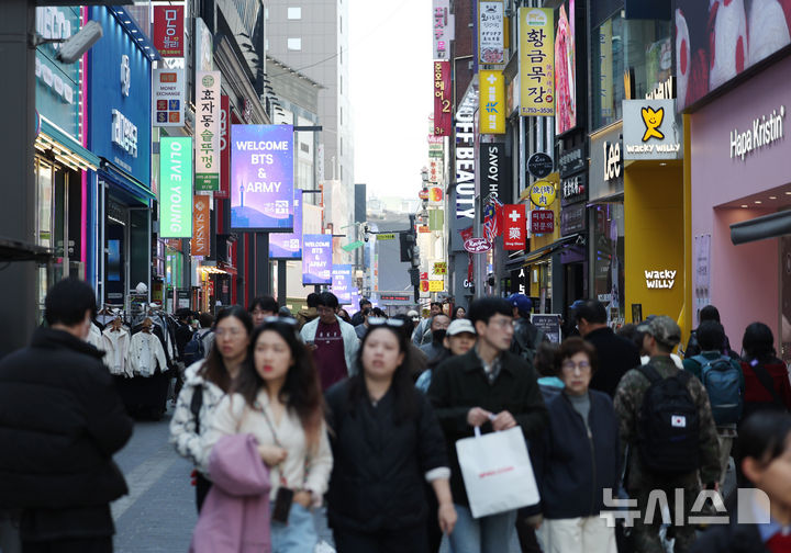 [서울=뉴시스] 김진아 기자 = 방탄소년단(BTS)의 컴백 공연을 계기로 서울 광화문과 명동 일대 유통가가 특수를 누리고 있는 지난 22일 서울 중구 명동거리에 BTS와 팬클럽 아미를 환영하는 메시지 영상이 미디어 폴을 통해 송출되고 있다. 2026.03.26. bluesoda@newsis.com