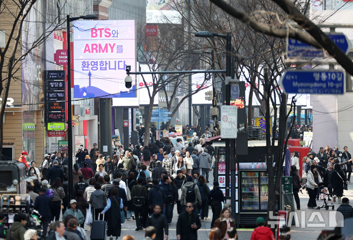 [서울=뉴시스] 김진아 기자 = 방탄소년단(BTS)의 컴백 공연을 계기로 서울 광화문과 명동 일대 유통가가 특수를 누리고 있는 22일 서울 중구 명동거리. 2026.03.22. bluesoda@newsis.com