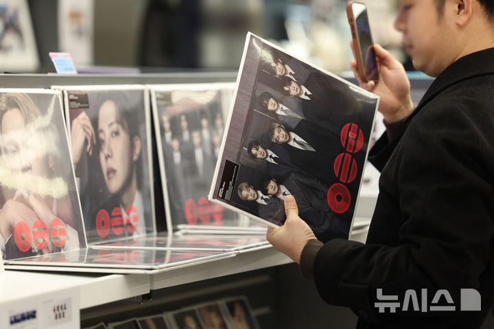 [서울=뉴시스] 김진아 기자 = 방탄소년단(BTS)의 컴백 공연을 계기로 서울 광화문과 명동 일대 유통가가 특수를 누리고 있는 22일 서울 중구 명동거리의 케이메카 명동본점에서 외국인들이 각종 제품을 살펴보고 있다. 2026.03.22. bluesoda@newsis.com