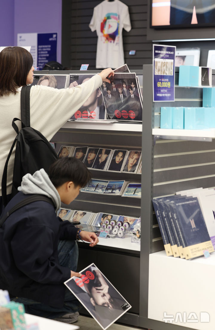 [서울=뉴시스] 김진아 기자 = 방탄소년단(BTS)의 컴백 공연을 계기로 서울 광화문과 명동 일대 유통가가 특수를 누리고 있는 22일 서울 중구 명동거리의 케이메카 명동본점에서 외국인들이 각종 제품을 살펴보고 있다. 2026.03.22. bluesoda@newsis.com