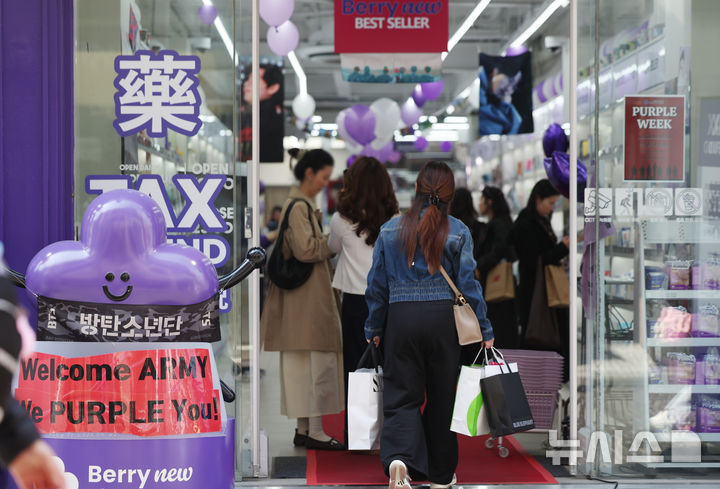 [서울=뉴시스] 김진아 기자 = 방탄소년단(BTS)의 컴백 공연을 계기로 서울 광화문과 명동 일대 유통가가 특수를 누리고 있는 22일 서울 중구 명동거리 한 매장 앞에 BTS와 팬클럽 아미를 환영하는 메시지가 붙어있다. 2026.03.22. bluesoda@newsis.com