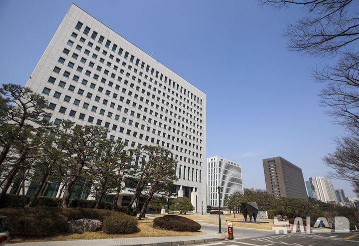 [서울=뉴시스] 정병혁 기자 = 오는 10월 공소청·중수청법 시행과 함께 검찰청은 1948년 출범 이후 78년 만에 역사 속으로 사라지게 됐다. 사진은 왼쪽부터 서울 서초구 대검찰청, 서울고등검찰청, 서울중앙지방검찰청. 2026.04.04. jhope@newsis.com