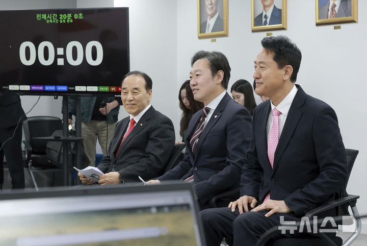 [서울=뉴시스] 김근수 기자 = 6·3 지방선거 서울시장에 도전하는 국민의힘 예비후보들이 지난 22일 서울 영등포구 여의도 국민의힘 중앙당사에서 열린 광역단체장 후보 면접에 참석해 시작을 기다리고 있다. 오른쪽부터 오세훈 서울시장, 국민의힘 박수민 의원, 김충환 전 강동구청장. (공동취재) 2026.03.22. photo@newsis.com