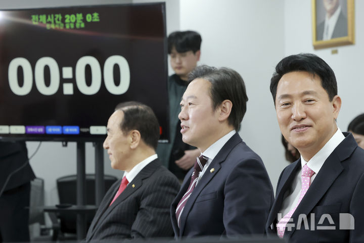 [서울=뉴시스] 김근수 기자 = 6·3 지방선거 서울시장에 도전하는 국민의힘 예비후보들이 22일 서울 영등포구 여의도 국민의힘 중앙당사에서 열린 광역단체장 후보 면접에 참석해 시작을 기다리고 있다. 오른쪽부터 오세훈 서울시장, 국민의힘 박수민 의원, 김충환 전 강동구청장. (공동취재) 2026.03.22. photo@newsis.com