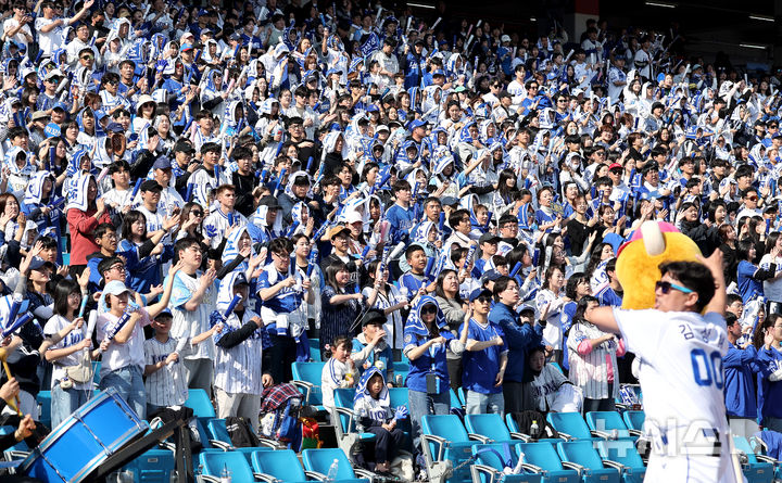 [대구=뉴시스] 이무열 기자 = 22일 대구 수성구 삼성라이온즈파크에서 열린 2026 KBO리그 시범경기 LG 트윈스와 삼성 라이온즈의 경기에서 관중들이 열띤 응원을 하고 있다. 2026.03.22. lmy@newsis.com