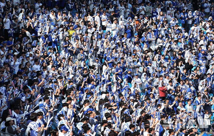 [대구=뉴시스] 이무열 기자 = 2026 KBO리그 시범경기 LG 트윈스와 삼성 라이온즈의 경기에서 관중들이 열띤 응원을 하고 있다. 2026.03.22. lmy@newsis.com