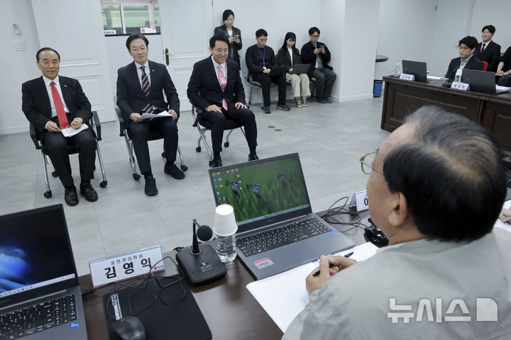 [서울=뉴시스] 김근수 기자 = 6·3 지방선거 서울시장에 도전하는 국민의힘 예비후보들이 22일 서울 영등포구 여의도 국민의힘 중앙당사에서 열린 광역단체장 후보 면접에 참석해 시작을 기다리고 있다. 오른쪽부터 오세훈 서울시장, 국민의힘 박수민 의원, 김충환 전 강동구청장. (공동취재) 2026.03.22. photo@newsis.com