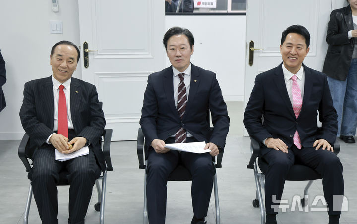 [서울=뉴시스] 김근수 기자 = 6·3 지방선거 서울시장에 도전하는 국민의힘 예비후보들이 22일 서울 영등포구 여의도 국민의힘 중앙당사에서 열린 광역단체장 후보 면접에 참석해 시작을 기다리고 있다. 오른쪽부터 오세훈 서울시장, 국민의힘 박수민 의원, 김충환 전 강동구청장. (공동취재) 2026.03.22. photo@newsis.com
