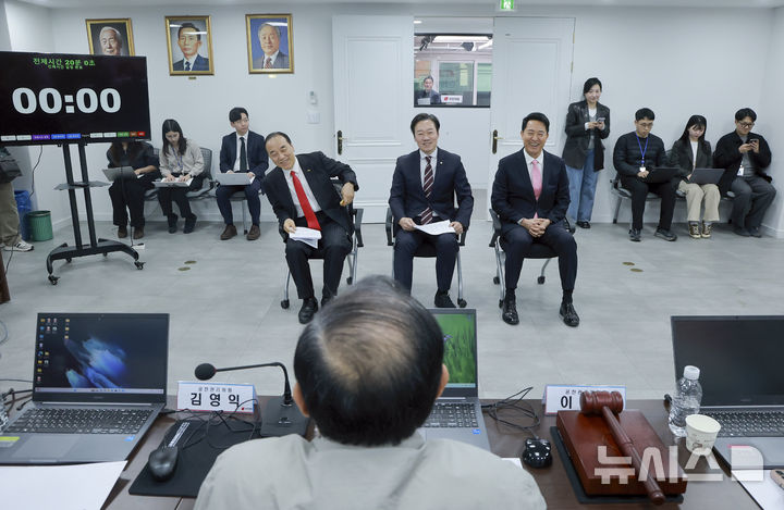 [서울=뉴시스] 김근수 기자 = 6·3 지방선거 서울시장에 도전하는 국민의힘 예비후보들이 22일 서울 영등포구 여의도 국민의힘 중앙당사에서 열린 광역단체장 후보 면접에 참석해 시작을 기다리고 있다. 오른쪽부터 오세훈 서울시장, 국민의힘 박수민 의원, 김충환 전 강동구청장. (공동취재) 2026.03.22. photo@newsis.com