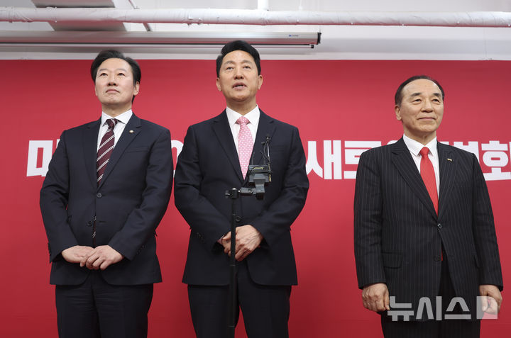 [서울=뉴시스] 김근수 기자 = 6·3 지방선거 서울시장에 도전하는 국민의힘 예비후보들이 22일 서울 영등포구 여의도 국민의힘 중앙당사에서 열린 광역단체장 후보 면접을 마치고 백브리핑을 하고 있다. 왼쪽부터 국민의힘 박수민 의원, 오세훈 서울시장, 김충환 전 강동구청장. 2026.03.22. ks@newsis.com