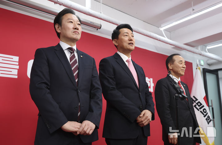 [서울=뉴시스] 김근수 기자 = 6·3 지방선거 서울시장에 도전하는 국민의힘 예비후보들이 22일 서울 영등포구 여의도 국민의힘 중앙당사에서 열린 광역단체장 후보 면접을 마치고 백브리핑을 하고 있다. 왼쪽부터 국민의힘 박수민 의원, 오세훈 서울시장, 김충환 전 강동구청장. 2026.03.22. ks@newsis.com