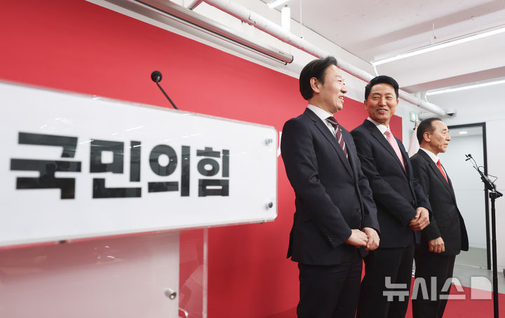 [서울=뉴시스] 김근수 기자 = 6·3 지방선거 서울시장에 도전하는 국민의힘 예비후보들이 22일 서울 영등포구 여의도 국민의힘 중앙당사에서 열린 광역단체장 후보 면접을 마치고 백브리핑을 하고 있다. 왼쪽부터 국민의힘 박수민 의원, 오세훈 서울시장, 김충환 전 강동구청장. 2026.03.22. ks@newsis.com