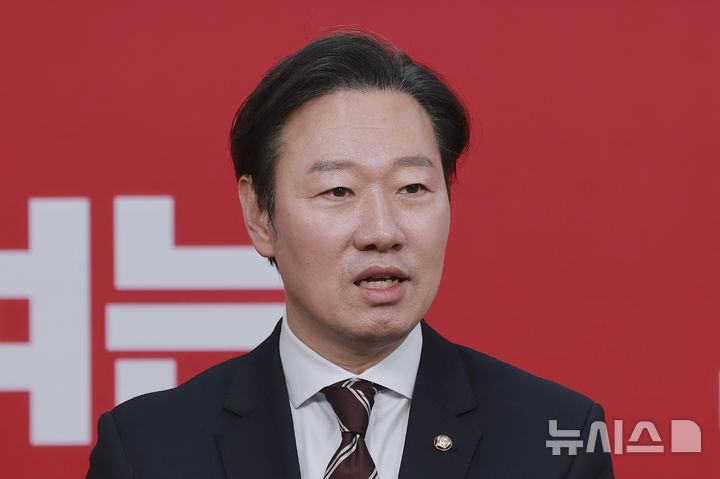 [서울=뉴시스] 김근수 기자 = 박수민 국민의힘 의원이 22일 서울 영등포구 여의도 국민의힘 중앙당사에서 열린 광역단체장 후보 면접을 마치고 백브리핑을 하고 있다. (공동취재) 2026.03.22. photo@newsis.com