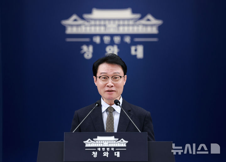 [서울=뉴시스] 고범준 기자 = 이규연 홍보소통수석이 22일 청와대 춘추관에서 정부 인사 관련 브리핑을 하고 있다. 이재명 대통령은 이날 신현송 현 국제결제은행(BIS) 통화경제국장을 신임 한국은행 총재 후보자로 지명했다. 2026.03.22. bjko@newsis.com