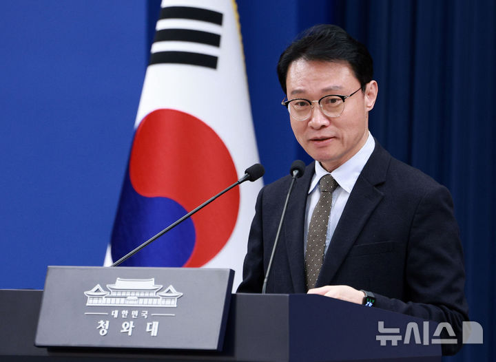 [서울=뉴시스] 고범준 기자 = 이규연 홍보소통수석이 22일 청와대 춘추관에서 정부 인사 관련 브리핑을 하고 있다. 이재명 대통령은 이날 신현송 현 국제결제은행(BIS) 통화경제국장을 신임 한국은행 총재 후보자로 지명했다. 2026.03.22. bjko@newsis.com