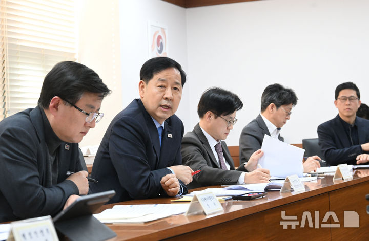 [서울=뉴시스] 홍효식 기자 = 구윤철 부총리 겸 재정경제부 장관이 22일 서울 종로구 정부서울청사에서 중동상황에 따른 고유가 대응 관계 장관 간담회를 주재하고 있다. (사진=재정경제부 제공) 2026.03.22. photo@newsis.com