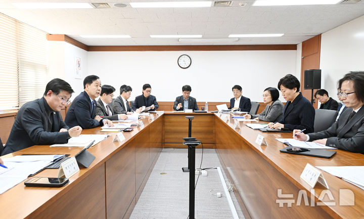 [서울=뉴시스] 홍효식 기자 = 구윤철 부총리 겸 재정경제부 장관이 22일 서울 종로구 정부서울청사에서 중동상황에 따른 고유가 대응 관계 장관 간담회를 주재하고 있다. (사진=재정경제부 제공) 2026.03.22. photo@newsis.com