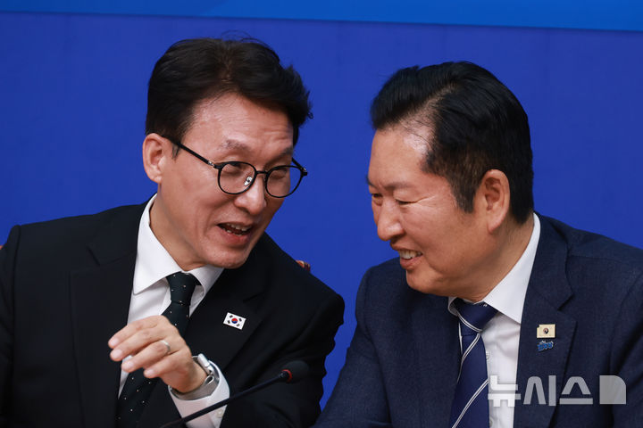 [서울=뉴시스] 고승민 기자 = 정청래 더불어민주당 대표와 김민석 국무총리가 22일 서울 여의도 국회에서 열린 제7차 고위당정협의회에서 대화하고 있다. 2026.03.22. kkssmm99@newsis.com