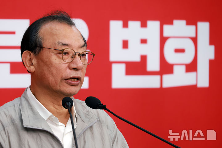 [서울=뉴시스] 고승민 기자 = 이정현 국민의힘 공천관리위원장이 22일 서울 여의도 당사에서 대구시장 경선후보 관련 브리핑을 하고 있다. 2026.03.22. kkssmm99@newsis.com