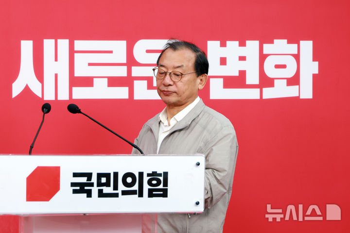 [서울=뉴시스] 고승민 기자 = 이정현 국민의힘 공천관리위원장이 22일 서울 여의도 당사에서 대구시장 경선후보 관련 브리핑을 하기 위해 연단으로 향하고 있다. 2026.03.22. kkssmm99@newsis.com